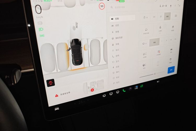 Tesla Model Y 2023 car image #13