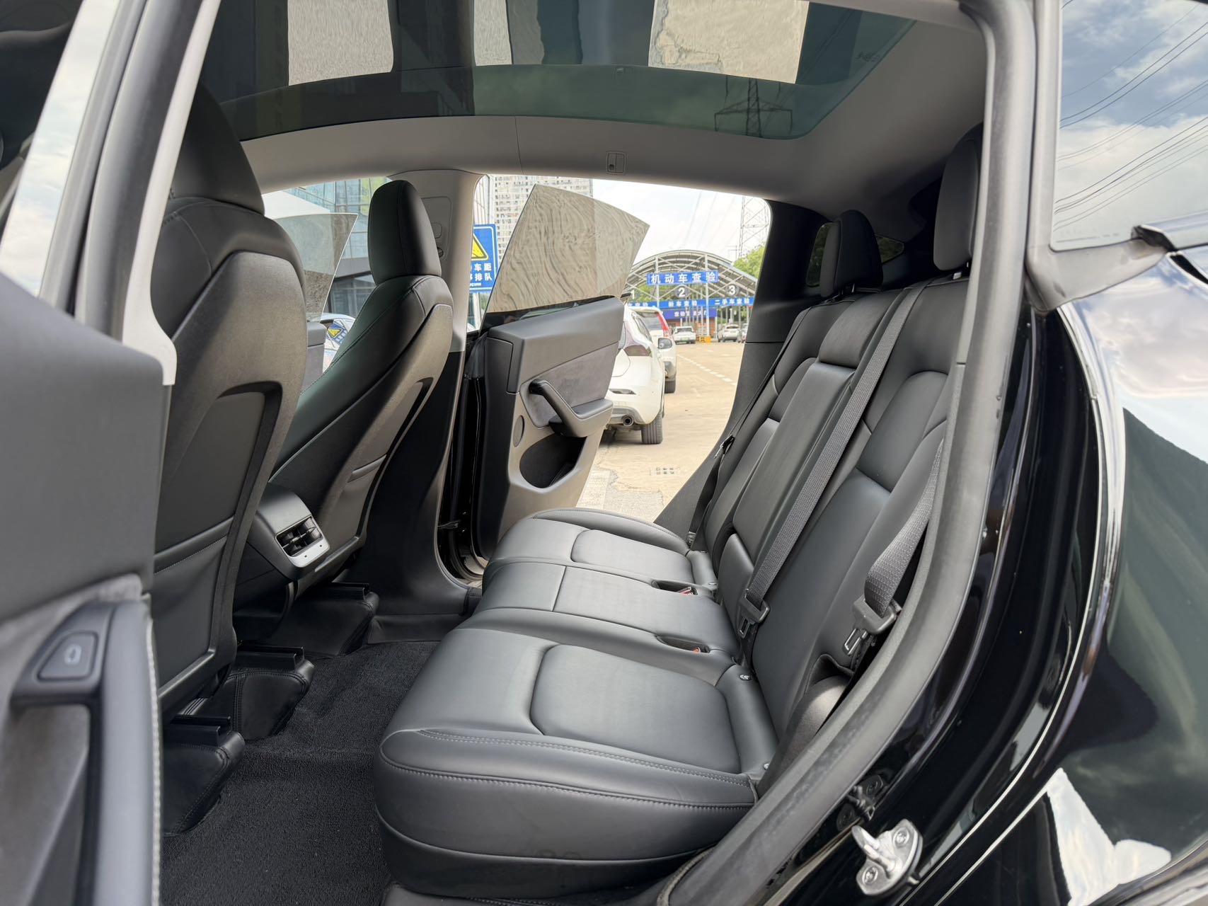 Tesla Model Y 2023 car image #12