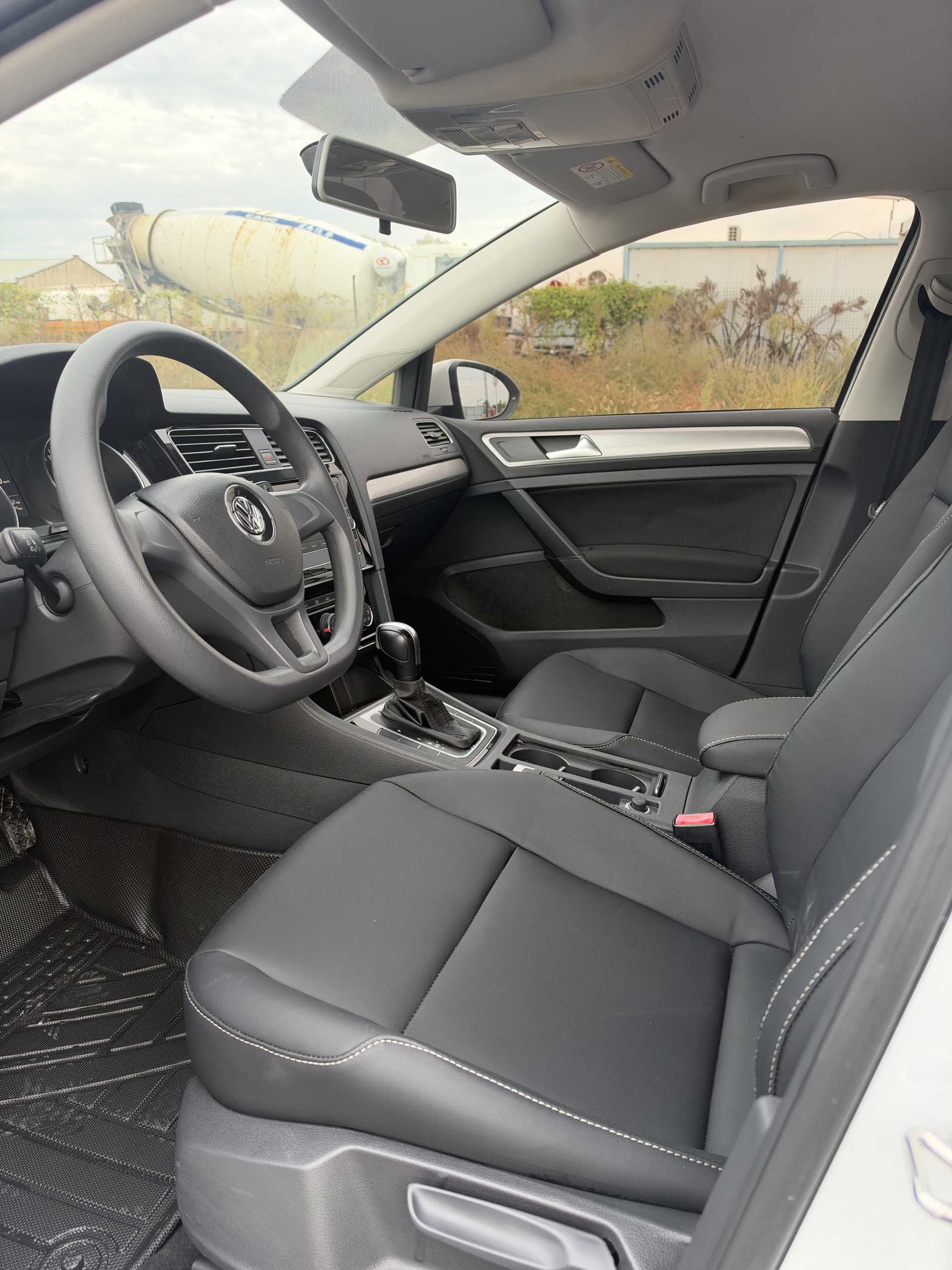 Volkswagen Golf 2018 car image #4