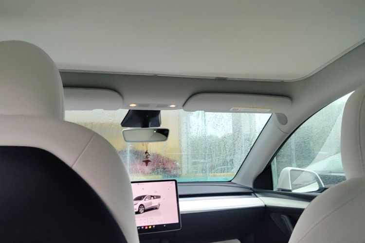 Tesla Model Y 2023 car image #18