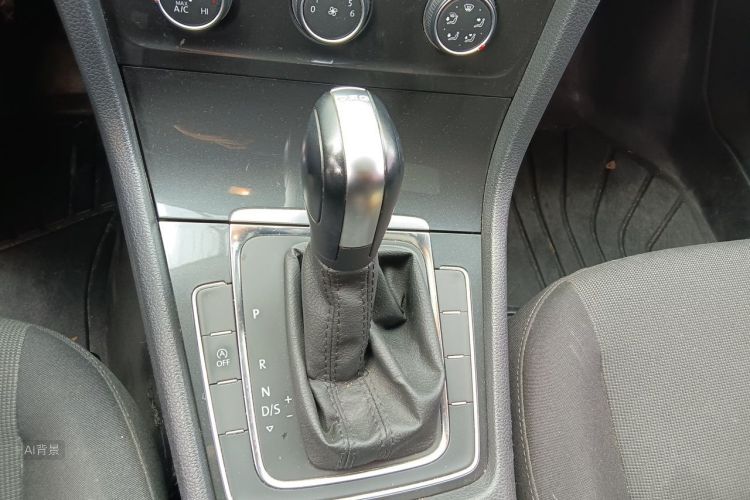 Volkswagen Golf 2020 car image #16