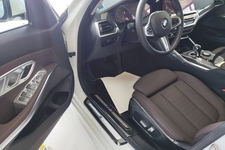 BMW 3 Series 2021 car image #12