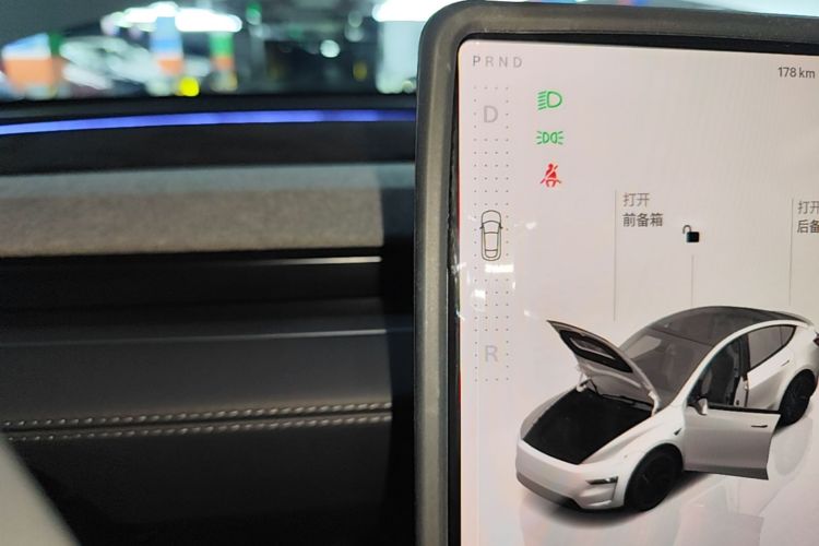 Tesla Model Y 2025 car image #14