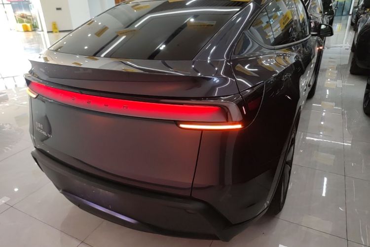 Tesla Model Y 2025 #6 Tesla Model Y 2025 car image #6