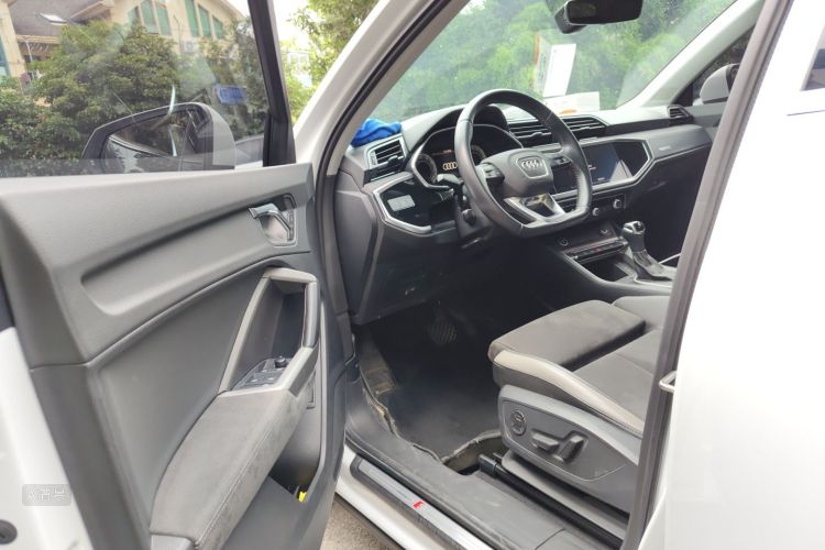 Audi Q3 2022 car image #18