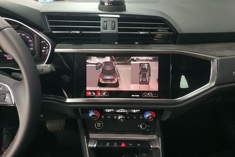 Audi Q3 2021 car image #13