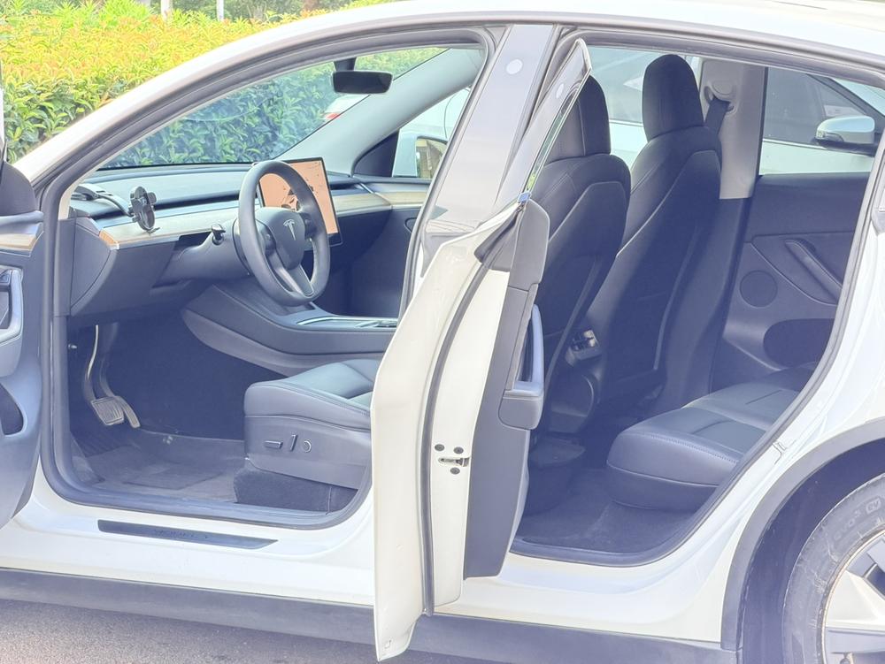 Tesla Model Y 2022 car image #9