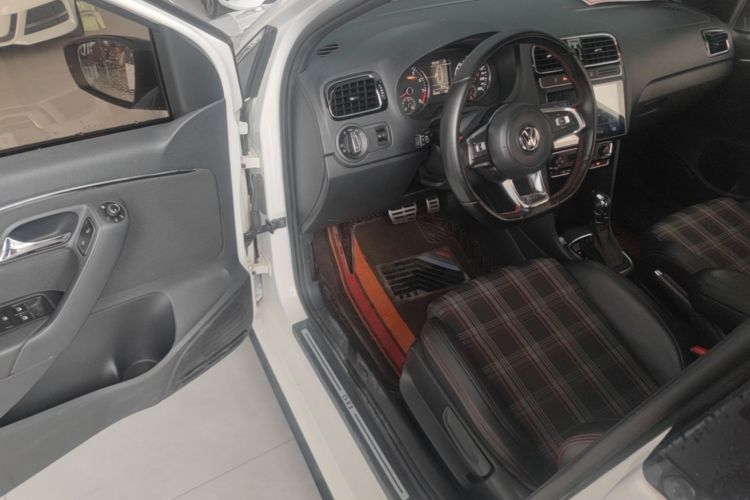 Volkswagen Polo 2017 car image #16