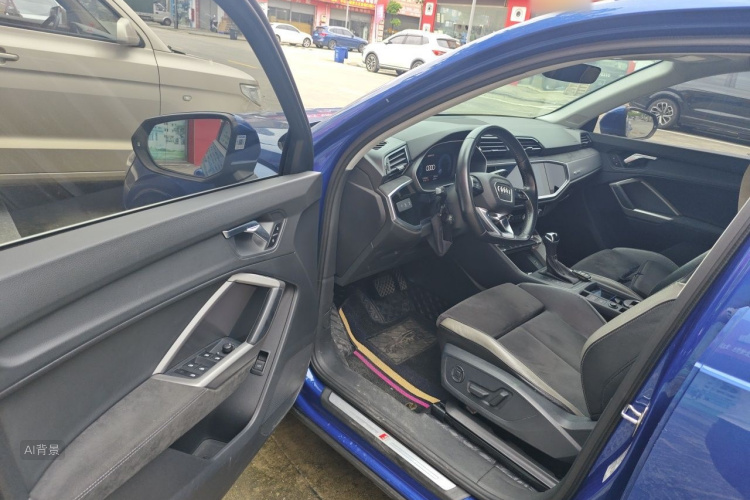 Audi Q3 2020 car image #18