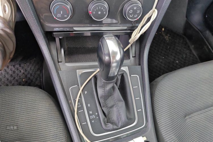 Volkswagen Golf 2019 car image #16