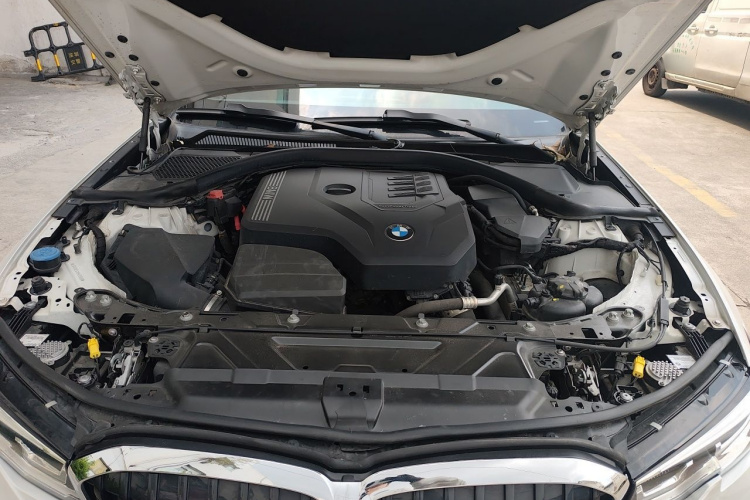 BMW 3 Series 2021 car image #18