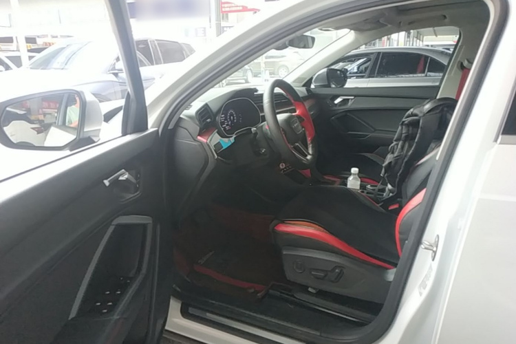 Audi Q3 2020 car image #12