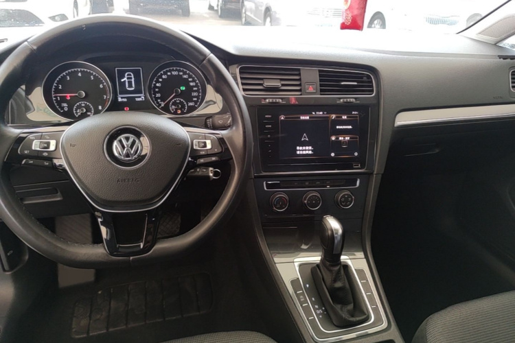 Volkswagen Golf 2020 car image #10