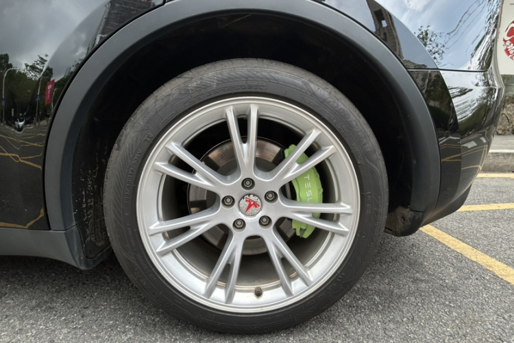 Tesla Model Y 2023 immagine di auto #14