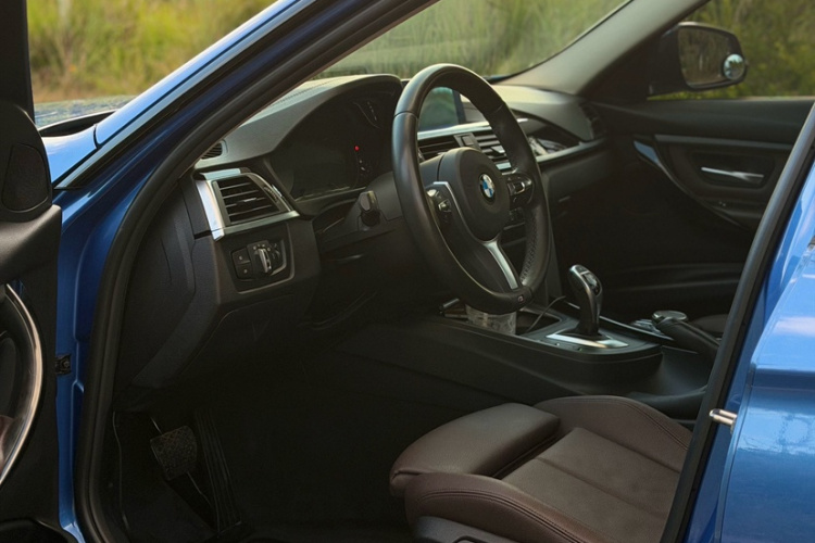 BMW 3 Series 2018 car image #30