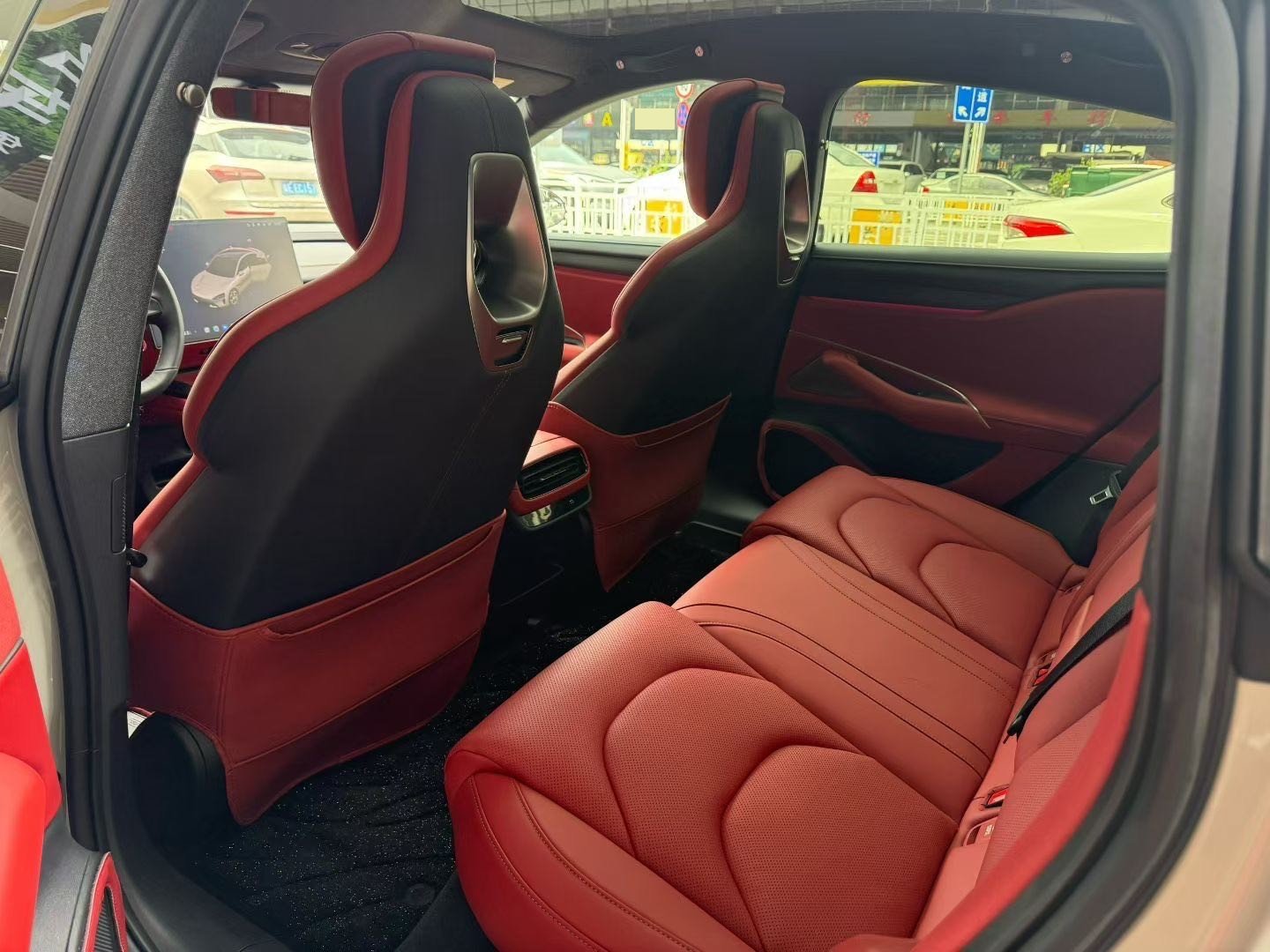 MI SU7 2025 immagine di auto #3