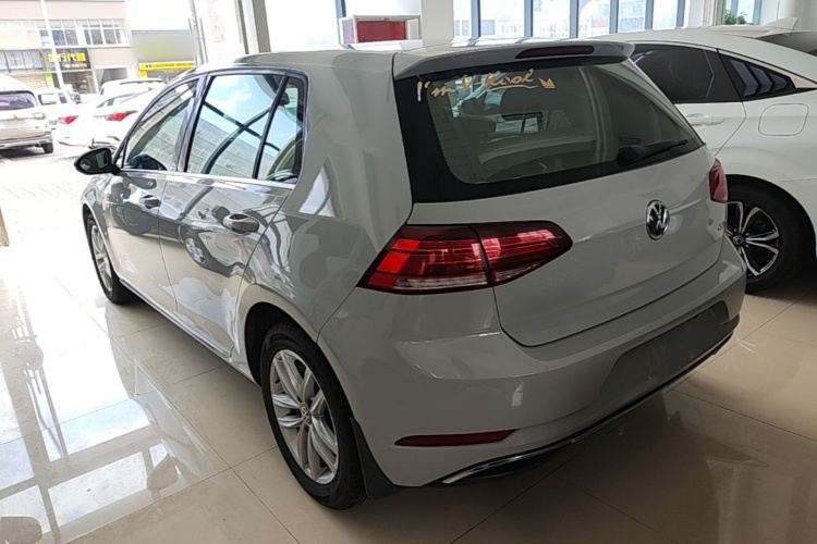 Volkswagen Golf 2018 car image #5