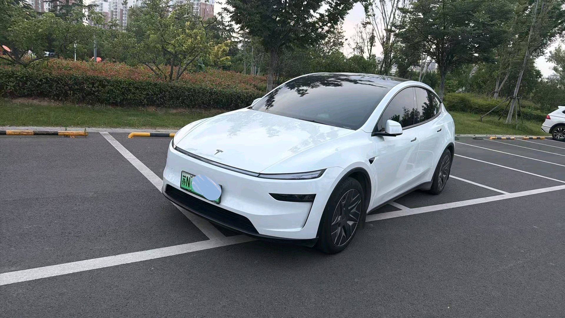 Tesla Model Y L 2025 Tesla Model Y L 2025 car image