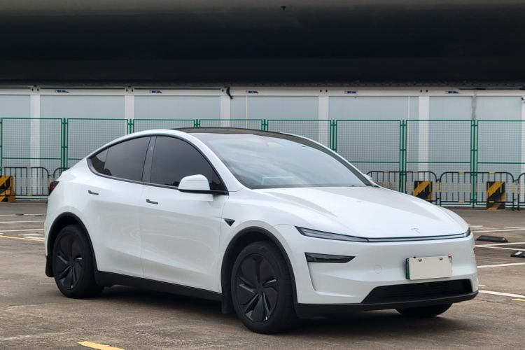 Tesla Model Y 2025 #4 Tesla Model Y 2025 car image #4