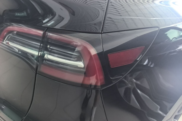 Tesla Model Y 2023 car image #8