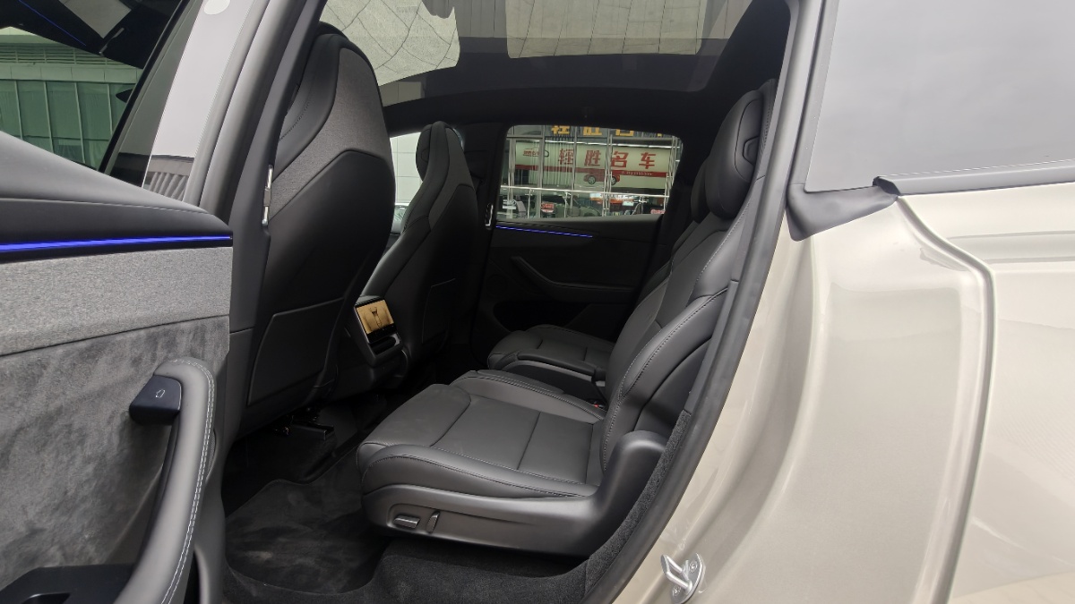 Tesla Model Y L 2026 #5 Tesla Model Y L 2026 car image #5