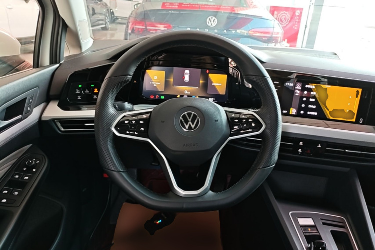 Volkswagen Golf 2022 car image #11