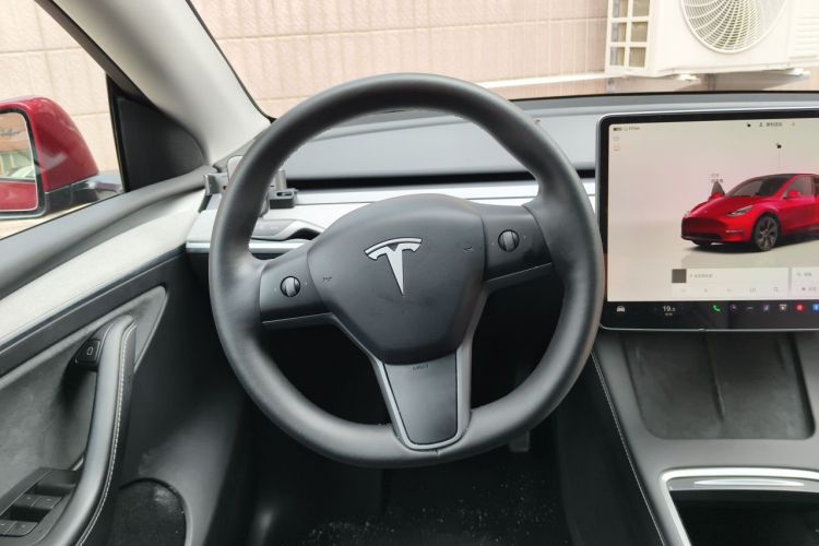 Tesla Model Y 2024 car image #11