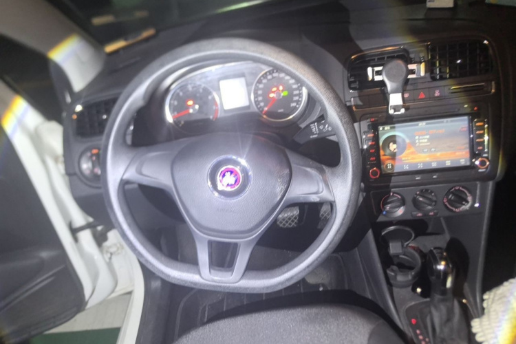 Volkswagen Polo 2015 car image #15