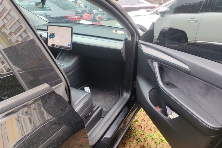 Tesla Model Y 2023 car image #21