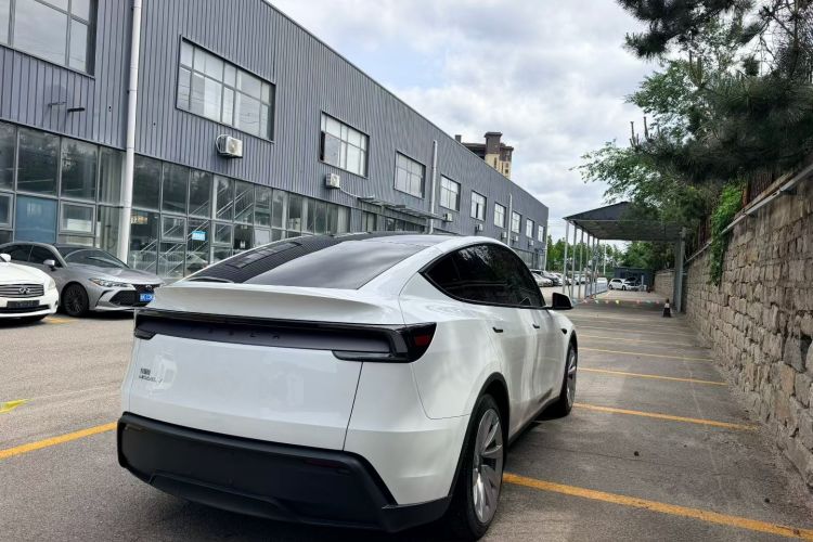 Tesla Model Y 2025 #7 Tesla Model Y 2025 car image #7
