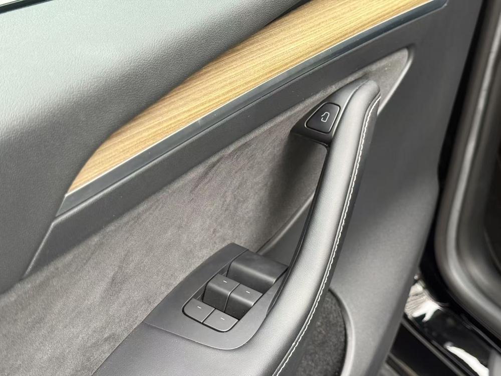 Tesla Model Y 2023 car image #17