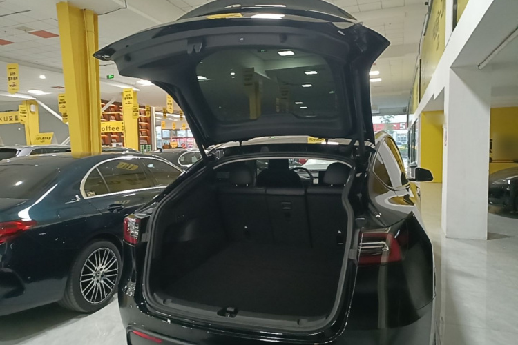 Tesla Model Y 2023 car image #21