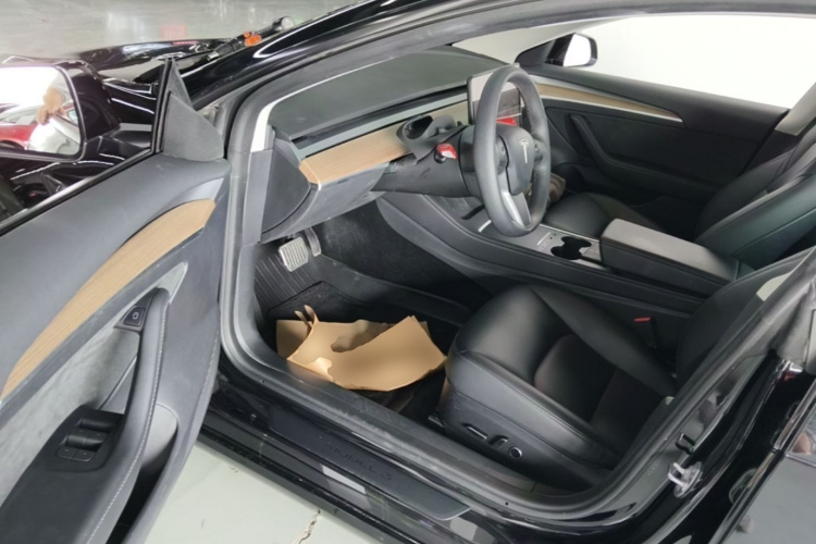 Tesla Model 3 2023 car image #16