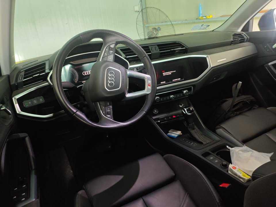 Audi Q3 2022 car image #3