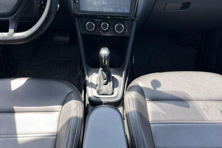 Volkswagen Polo 2018 car image #14