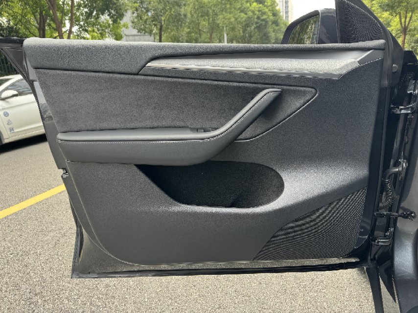 Tesla Model Y 2024 car image #11