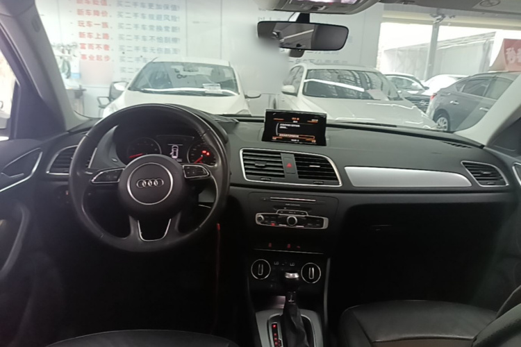 Audi Q3 2016 car image #10