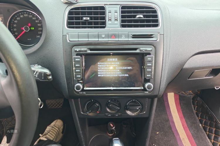 Volkswagen Polo 2015 car image #15