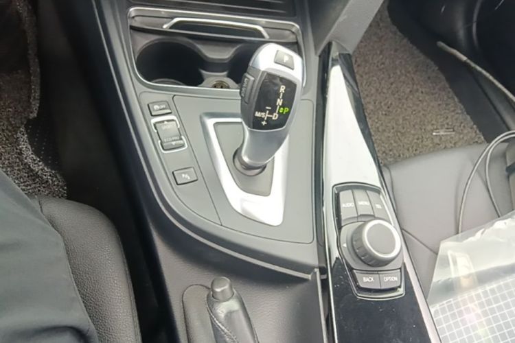 BMW 3 Series 2017 immagine di auto #16