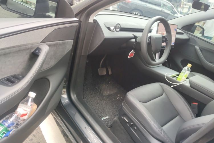 Tesla Model Y 2025 car image #18