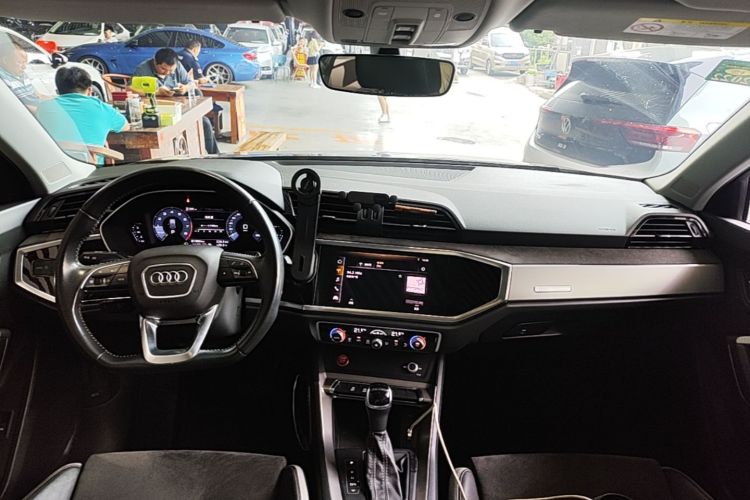 Audi Q3 2020 car image #10