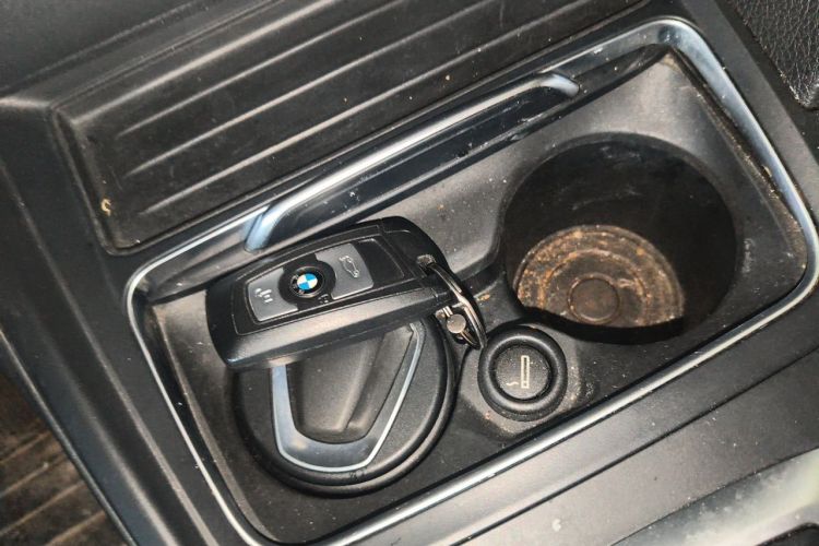 BMW 3 Series 2018 car image #11