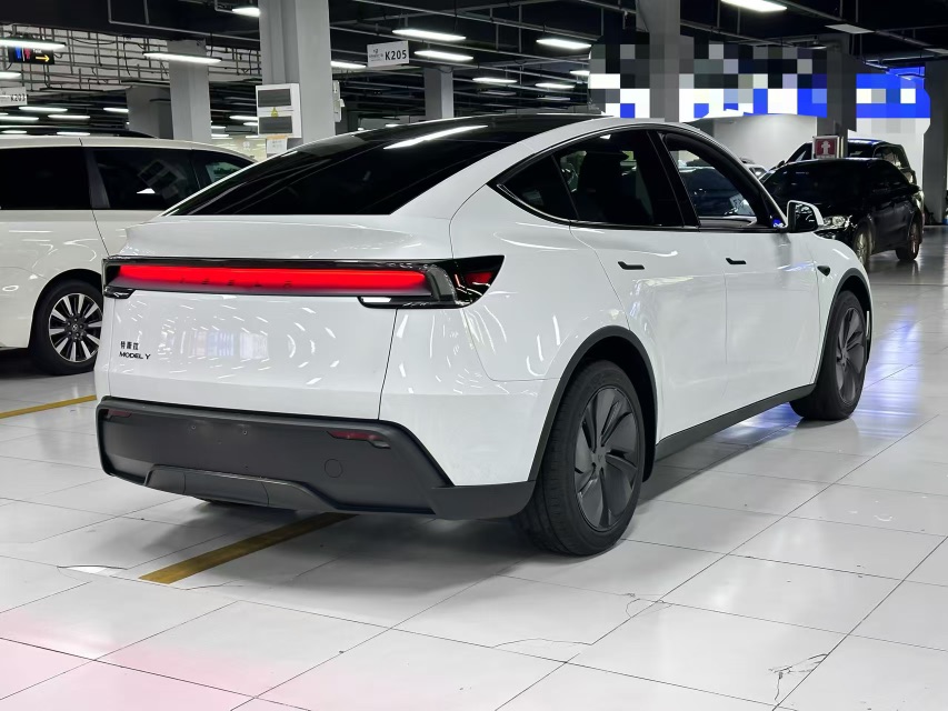 Tesla Model Y 2026 car image #6
