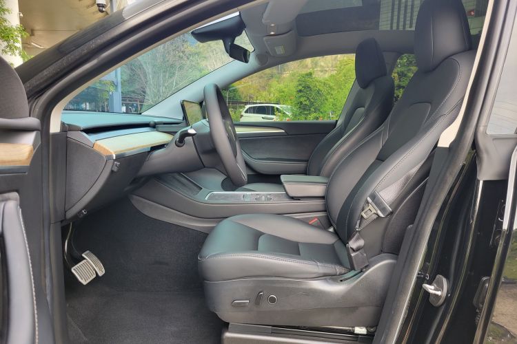 Tesla Model Y 2023 car image #24