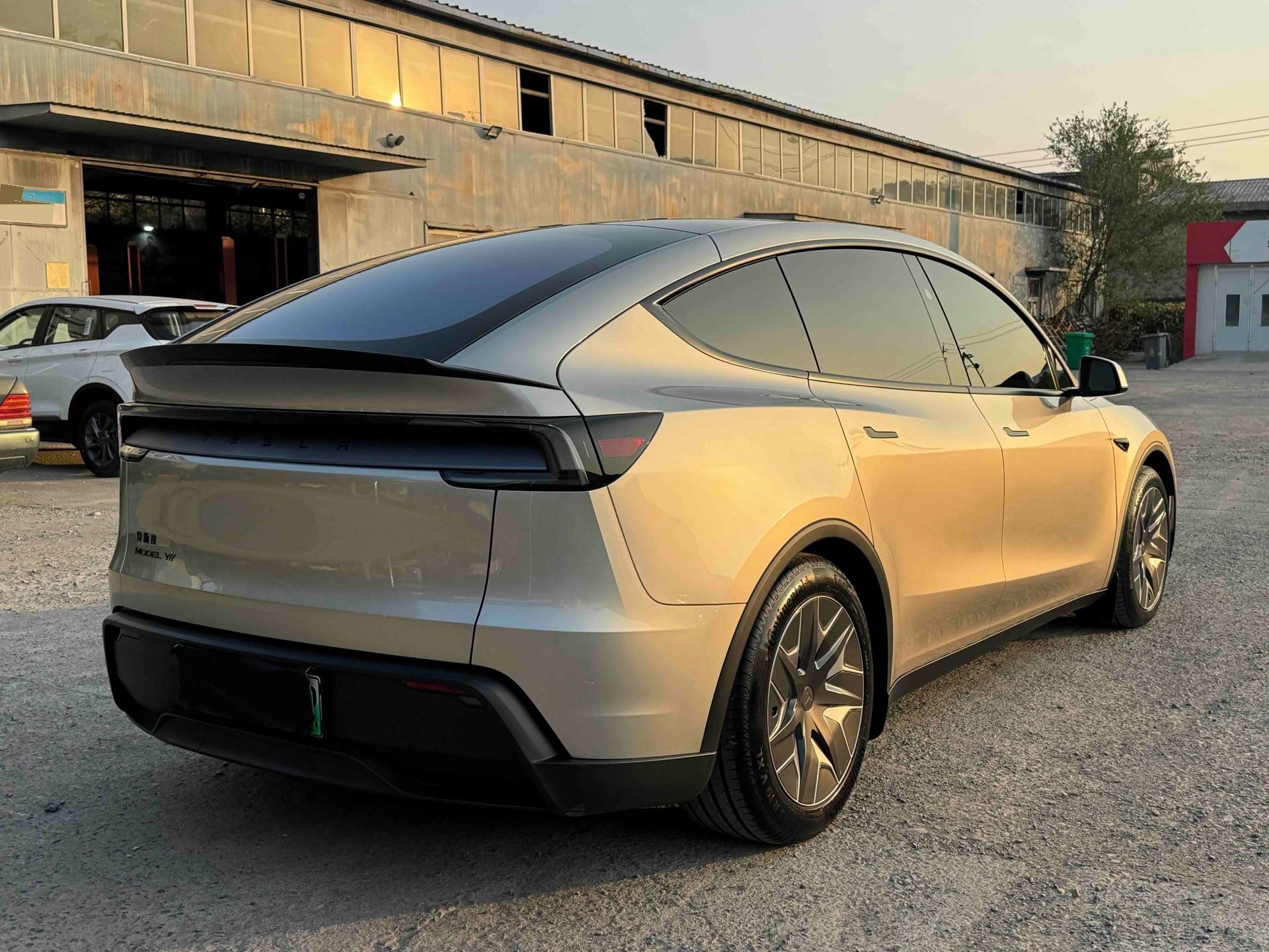Tesla Model Y L 2025 imagem de carro #3
