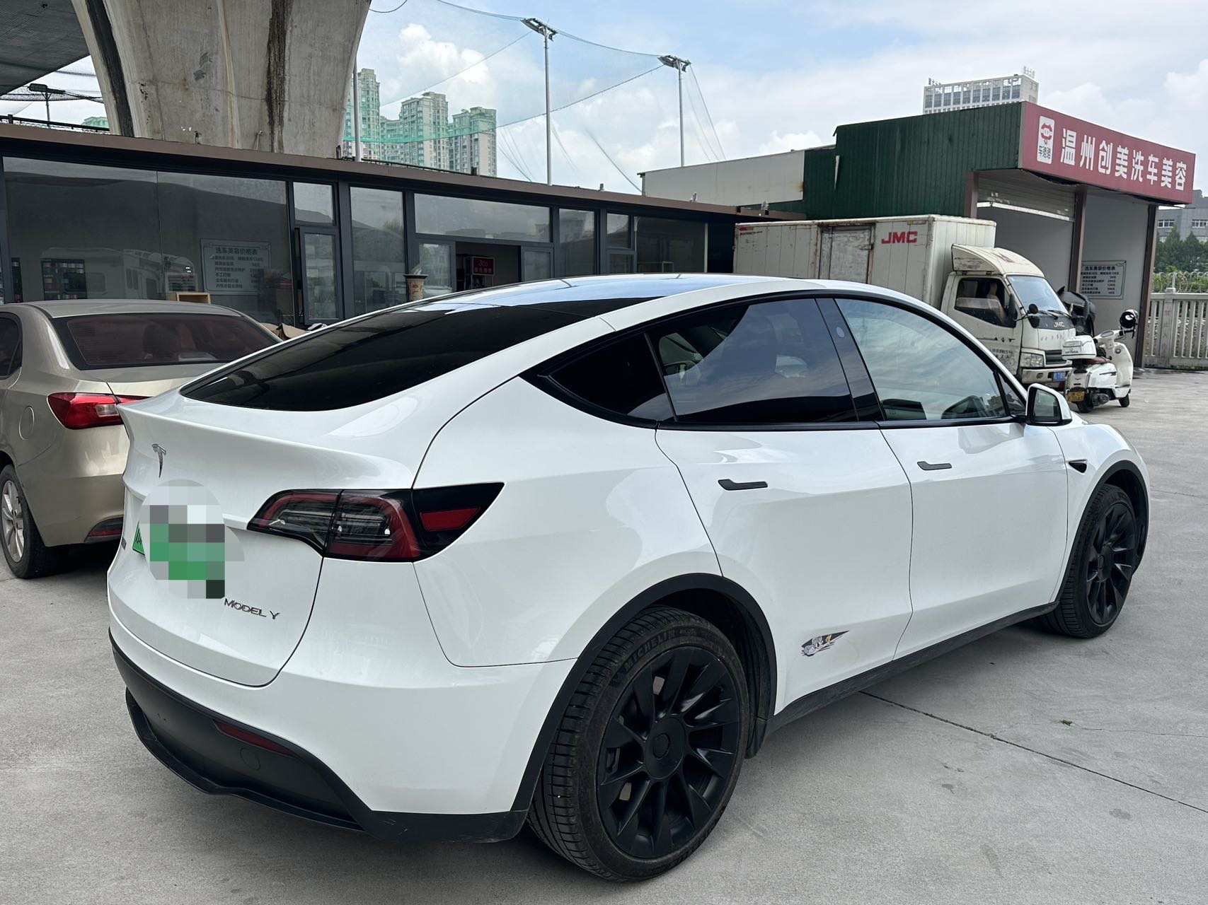 Tesla Model Y 2024 #7 Tesla Model Y 2024 car image #7