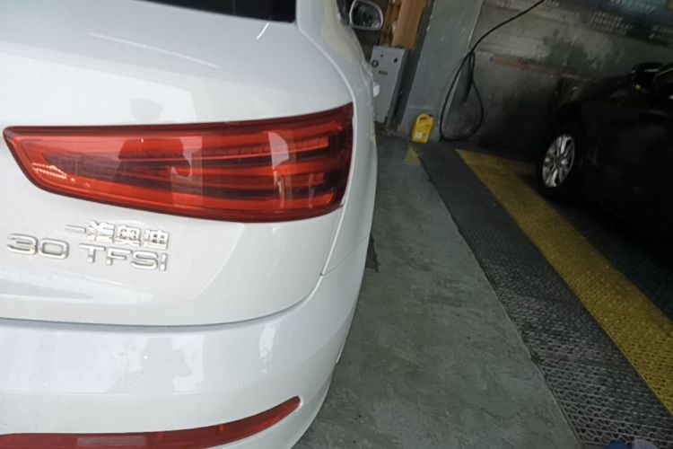 Audi Q3 2015 car image #8