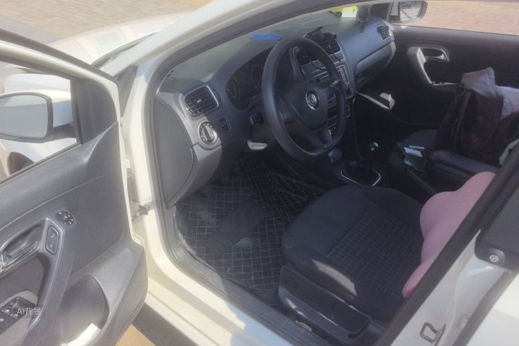 Volkswagen Polo 2015 car image #18