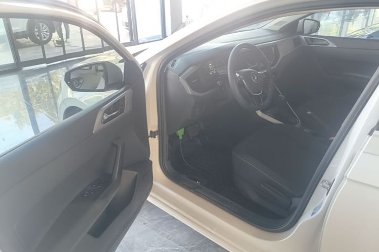 Volkswagen Polo 2022 car image #12