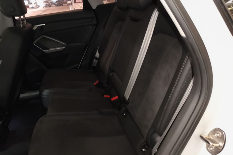 Audi Q3 2019 car image #17